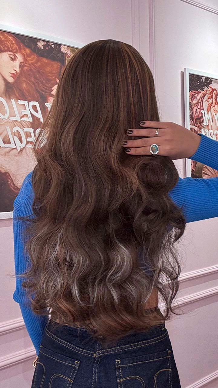 Peluca de Capul, Long, Castaño Medio con Iluminaciones Caramelo Y Silver, Onda Volumen, Corte en Cap